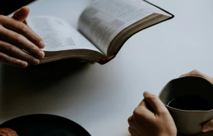 El día de San Valentín, que este año también es Miércoles de Ceniza, es una gran oportunidad para rezar por las personas especiales de nuestra vida y pedir a Dios que guíe nuestras relaciones. Crédito: Priscilla Du Preez / Unsplash