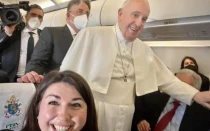 En un vuelo a Malta en abril de 2022, Courtney Mares, periodista de EWTN News, sonríe, mientras el Papa Francisco también sonríe a la cámara.