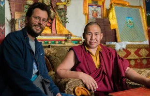 El Cardenal Marengo con un monje budista Vatican News