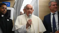 El Papa Francisco saluda a los periodistas que le acompañan en su viaje a Mongolia