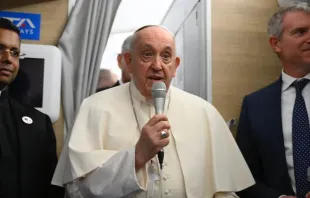 El Papa Francisco saluda a los periodistas que le acompañan en su viaje a Mongolia Vatican Media