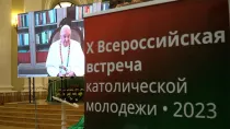 El Papa durante la videoconferencia con los participantes en el X Encuentro Nacional de Jóvenes Católicos en San Petersburgo, Rusia.