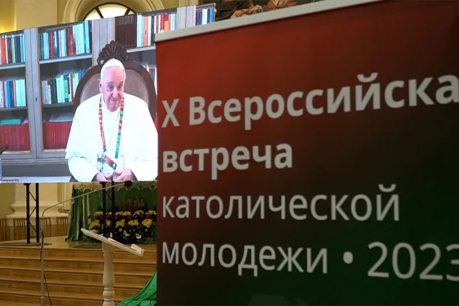 El Papa y los participantes en el X Encuentro Nacional de Jóvenes Católicos en San Petersburgo, Rusia.
