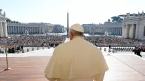 El Papa Francisco en la audiencia general en la Plaza de San Pedro