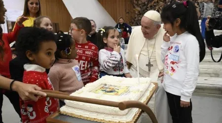 El Papa Francisco celebra su cumpleaños con niños del Vaticano y familias de Ucrania