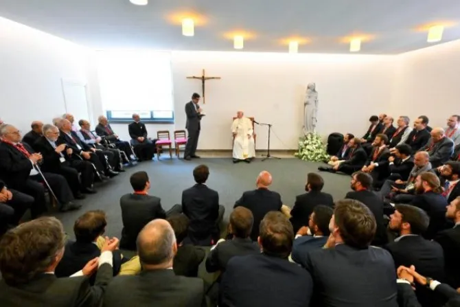 El Papa conversa con los jesuitas en Lisboa 