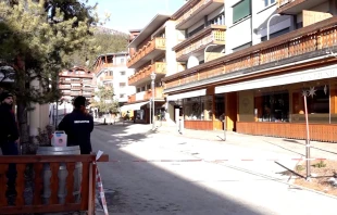 Alrededores del bar "Le Constellation", donde al menos 40 jóvenes perdieron la vida el pasado 1 de enero/Imagen del 6 de enero Crédito: M6/CNN