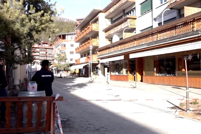 Alrededores del bar "Le Constellation" donde al menos 40 jóvenes perdieron la vida el pasado 1 de enero/Imagen del 6 de enero