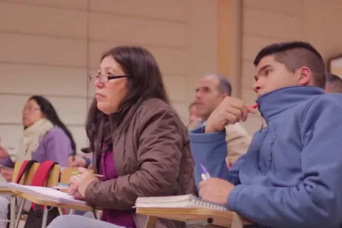 Institución católica ayuda a casi tres mil adultos a terminar su educación en Chile