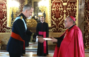 El Rey Felipe VI de España recibe las cartas credenciales del Nuncio Apostólico Mons. Piero Pioppo. Crédito: Casa Real.
