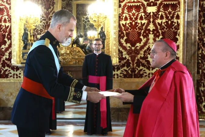 El Rey Felipe VI de España recibe las cartas credenciales del Nuncio Apostólico Mons. Piero Pioppo.