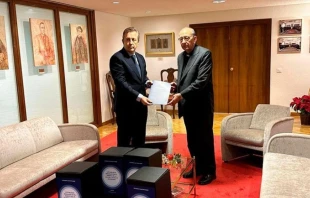 El presidente de la Conferencia Episcopal, Cardenal Juan José Omella y el abogado Javier Cremades, en el acto de entrega del informe encargado a la firma legal Cremades & Calvo-Sotelo sobre abusos sexuales en el seno de la Iglesia Católica en España. Crédito: CEE.