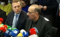 El abogado Javier Cremades y el presidente de la CEE, Cardenal Juan José Omella.