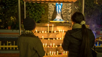 Creyentes rezando y celebrando la víspera de Navidad en Katmandú, Nepal.