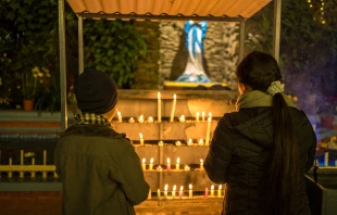 Creyentes rezando y celebrando la víspera de Navidad en Katmandú, Nepal. Crédito: Shutterstock