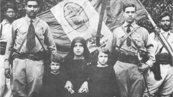 Cristeros junto a familiares, con la bandera de México detrás con la imagen de la Virgen de Guadalupe como escudo.