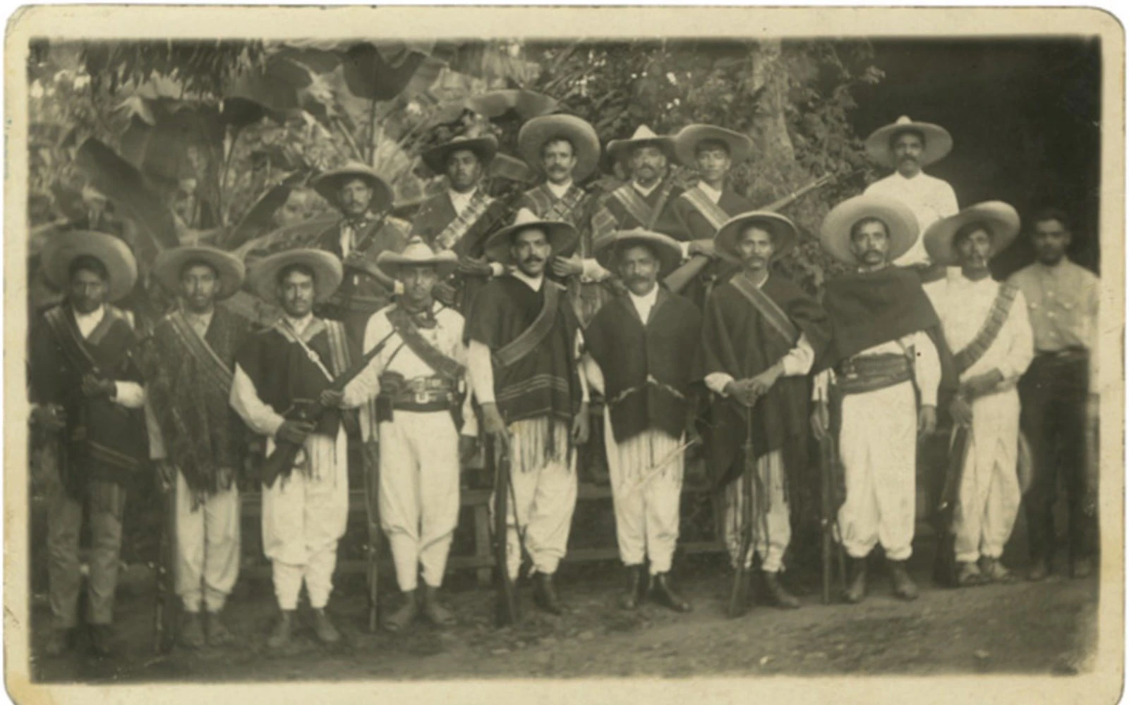 Un grupo de generales cristeros posa en Coalcomán, Michoacán (México), en una imagen fechada hacia 1927.?w=200&h=150