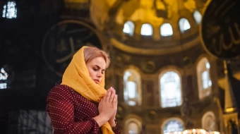 Una fiel rezando en Estambul