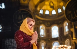 Una fiel rezando en Estambul Crédito: Shutterstock