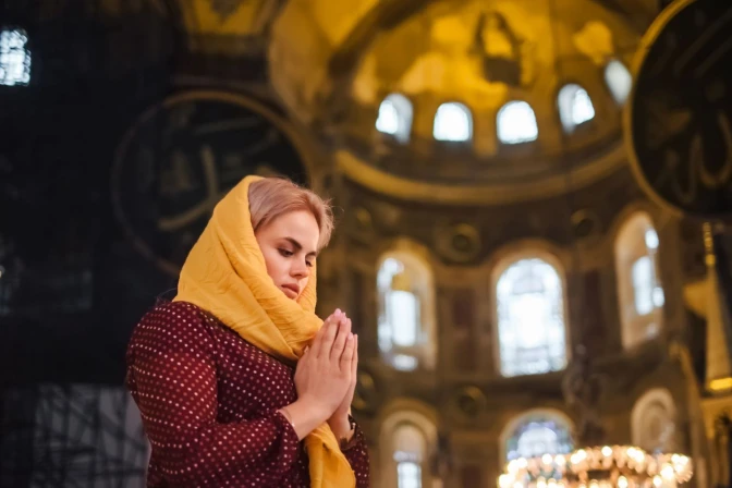 Un fiel rezando en Estambul