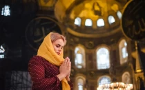 Una fiel rezando en Estambul