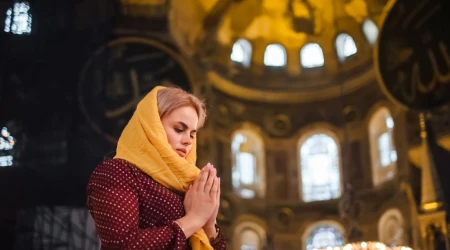 Un fiel rezando en Estambul