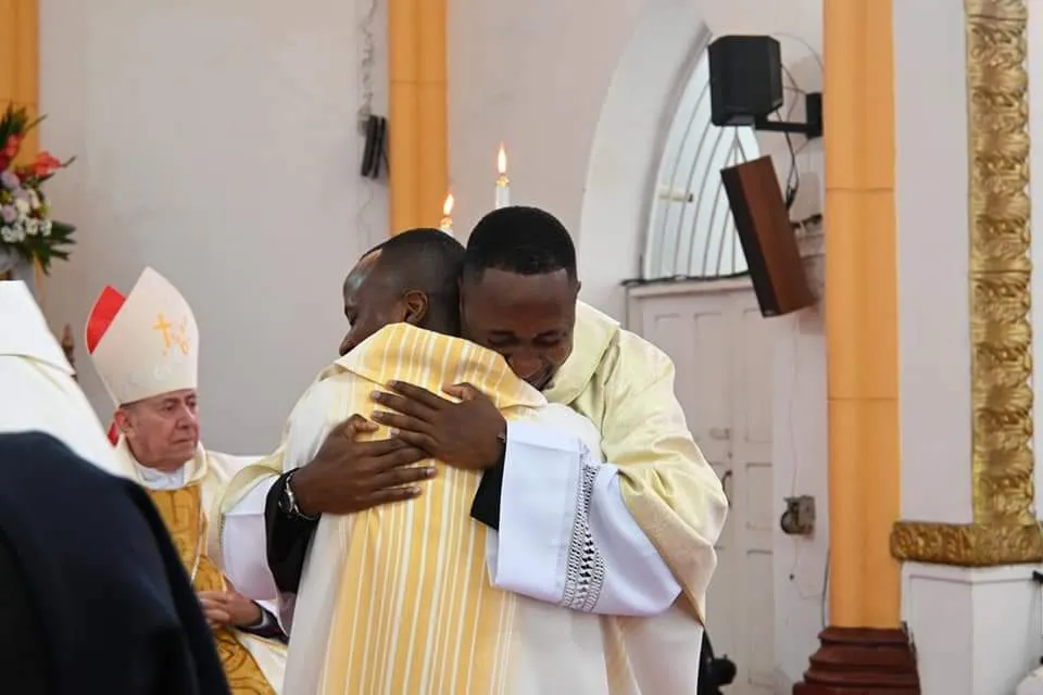Cristian David y Jesús Antonio Lerma abrazándonse tras las ordenación en Buga (Colombia).?w=200&h=150