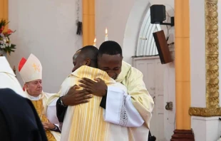 Cristian David y Jesús Antonio Lerma abrazándonse tras las ordenación en Buga (Colombia). Crédito: Cortesía de Cristian David Lerma