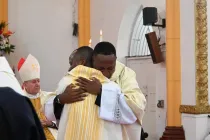 Cristian David y Jesús Antonio Lerma abrazándonse tras las ordenación en Buga (Colombia).