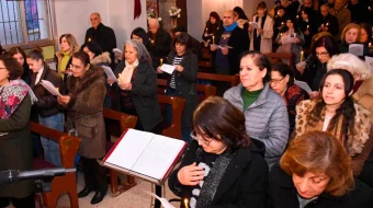 Fieles cristianos en la iglesia ortodoxa armenia de San Hagop en Qamishli.