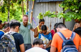 Equipo misionero rezando en pueblo guatemalteco. Crédito: ShutterPrice - Shutterstock