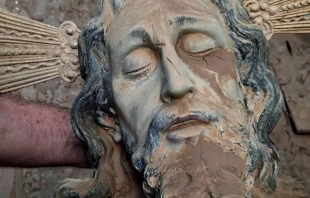 Imagen de Cristo recuperada del barro dejado por las inundaciones en el municipio valenciano de Paiporta, uno de los más afectados por la DANA. Crédito: Arquidiócesis de Valencia.