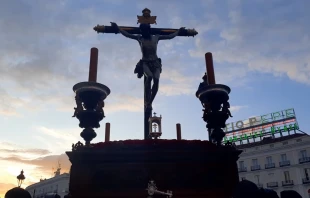 Cristo de la Fe y el Perdón de la Hermandad de Los Estudiantes a su paso por la Puerta del Sol de Madrid. Crédito: Nicolás de Cárdenas / ACI Prensa.