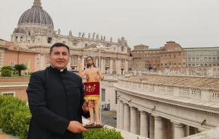 P. Wiber Cubas Bustamante junto a la imagen del Señor del Costado. Crédito: Parroquia de “La Inmaculada” de Santa Cruz,