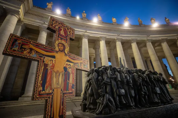 Cruz del Cristo de San Damián y monumento Angels Unawares en el Vaticano. Crédito: Daniel Ibáñez - ACI Prensa