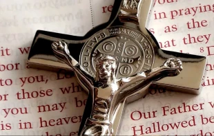 Crucifijo con la medalla de San Benito. Crédito: Pixabay.