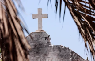 Vista de los daños sufridos por la iglesia de la Sagrada Familia en la ciudad de Gaza tras un ataque israelí el 17 de julio de 2025. Crédito: OMAR AL-QATTAA/AFP vía Getty Images.