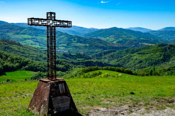 Una cruz se alza en el Parque Histórico de Montse Sole en memoria de las víctimas de las masacres perpetradas allí por los nazis en 1944.