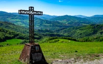 Una cruz se alza en el Parque Histórico de Montse Sole en memoria de las víctimas de las masacres perpetradas allí por los nazis en 1944.