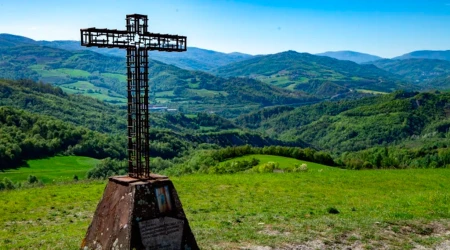 Una cruz se alza en el Parque Histórico de Montse Sole en memoria de las víctimas de las masacres perpetradas allí por los nazis en 1944.