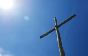 Una cruz se eleva hacia el cielo azul. Imagen referencial. Crédito: Pexels