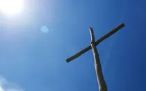 Una cruz se eleva hacia el cielo azul. Imagen referencial.
