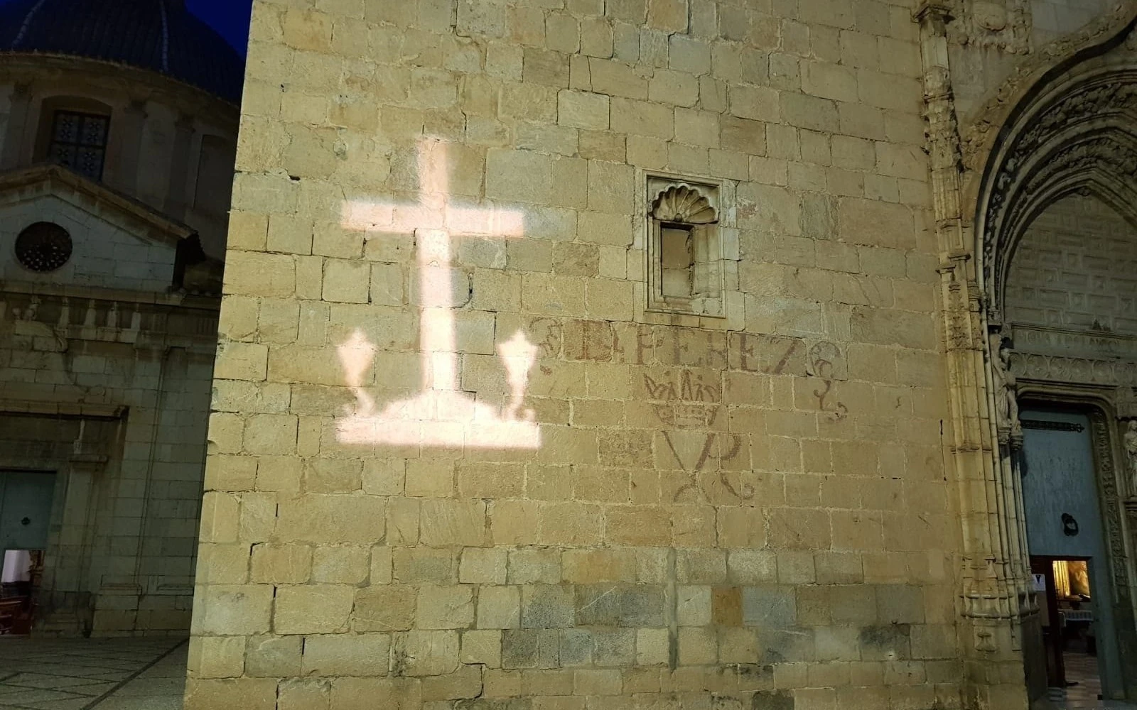 La silueta de la cruz de Callosa fue proyectada tras su derribo. Crédito: Plataforma en Defensa de la Cruz.