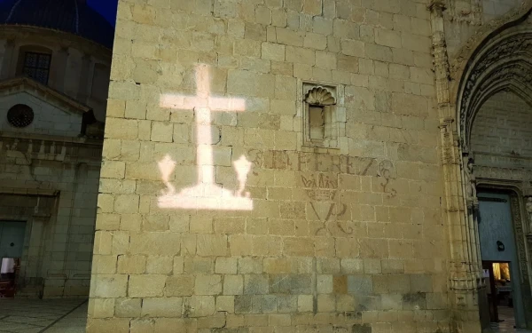 La silueta de la cruz de Callosa fue proyectada tras su derribo. Crédito: Plataforma en Defensa de la Cruz.