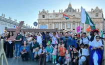 Procesión en Roma con las "cruz de los jóvenes"