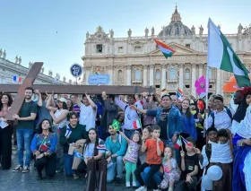 Procesión en Roma con la “cruz de los jóvenes” conmemoró la primera JMJ, inspirada por Juan Pablo II