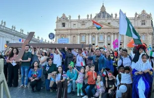 Procesión en Roma con las "cruz de los jóvenes" Crédito: Vatican Media