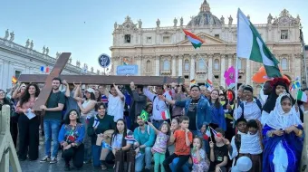 Procesión en Roma con las "cruz de los jóvenes"