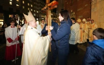 El Arzobispo Mario Delpini de Milán recibe la Cruz del Deporte del Vaticano de manos del presidente y el vicepresidente de Athletica Vaticana en la Basílica de San Babila de Milán, Italia, el 29 de enero de 2026, antes de los Juegos Olímpicos de Invierno de 2026.