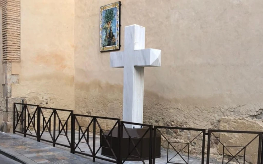 La cruz de Callosa de Segura en su nueva ubicación, junto a la ermita del Rosario.?w=200&h=150